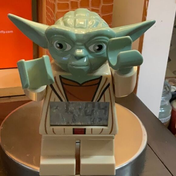 HOST PICK July 2022 - 2010 Yoda Lego Alarm Clock ⏰ GLOWS! Battery operated - Picture 9 of 11